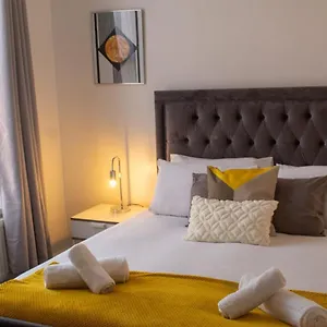 Shm Stays: Convenient Long-term Hub Near & Airport Birmingham